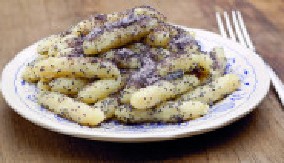 VALJUŠCI SA MAKOM Mirisni i slatki, liče na one bakine, po receptu na kome su odrasle generacije