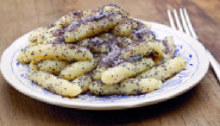 VALJUŠCI SA MAKOM Mirisni i slatki, liče na one bakine, po receptu na kome su odrasle generacije