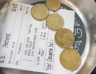 OVO RADI SVIMA, A NIKO NE KAPIRA Konobarica otkrila trik kojim natera ljude da joj ostave veći bakšiš – evo šta TAČNO uradi! (VIDEO)