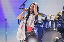 SLAO JOJ PORUKE I ZVAO JE ,,DUŠO"  Kejti Peri pala na kolena zbog ovog šarmera, Orlanda više ne spominje