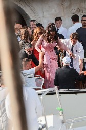 NA SVADBI VEKA SVI SU GLEDALI SAMO U NJU  Opra Vinfri se bukvalno prepolovila, tesna haljina joj stoji kao san