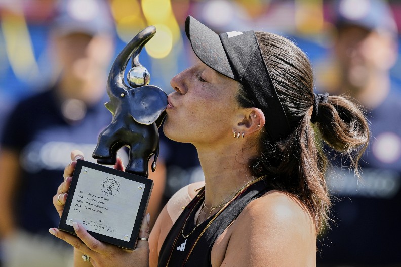 IZNENAĐENJE U FINALU Iga Švjontek će još morati da čeka na trofej