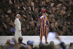 DA LI JE OVO REALNO? VATIKAN U DEFICITU 60 MILIONA €, PAPA SKUPLJA DONACIJE! Nova kampanja nakon skandala oko rasipanja ranije prikupljenih sredstava (FOTO)