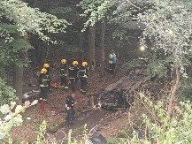 UDES KOD MAJDANPEKA: VOZAČ SLETEO U ŠUMU I POGINUO POSLE VESTI O SMRTI MAJKE Telo izvlačili TRI SATA iz smrskanog vozila (FOTO)