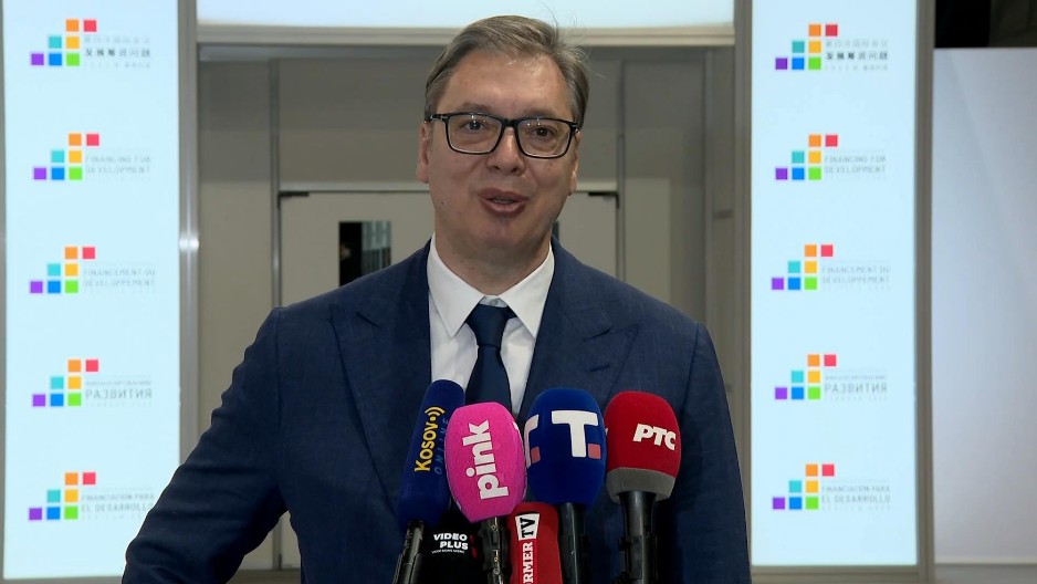 NIKADA SE KUKAVICA NISAM PLAŠIO, NITI BILO KOGA DRUGOG: Sramno pokušali da oblate Vučića, on im snažno odbrusio (VIDEO)