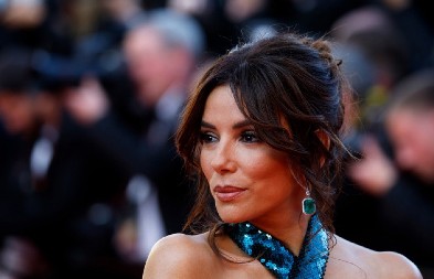 WOW! KAKVA MAČKA! IMA 50 I KUSUR, A I DALJE JE NAJATRAKTIVNIJA ŽENA NA PLANETI Evo kako izgleda u roze bikiniju, prezgodna i atraktivna