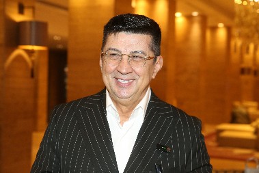 PEJA PRVI PUT U JAVNOSTI SA POZNATOM PEVAČICOM Voditelj ljubav ne krije, a nju znate svi