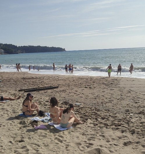 KOLIKO KOŠTA ODMOR U SUTOMORU? Cene plaža, kafića i ležaljki iz prve ruke