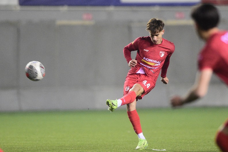 AU, KAKAV DEBI Stojković odbranio penal, Radnički ubojit