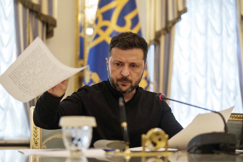 ON SPROVODI AUTORITARIZAM, TREBALO BI DA SLUŠA NAROD! Porošenko pozvao Zelenskog da se povuče sa vlasti!