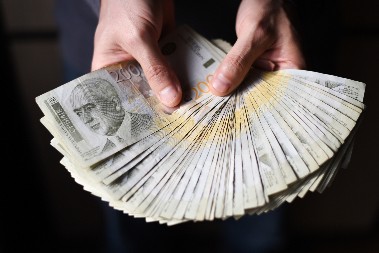 POČINJE ISPLATA PENZIJA ZA JUN Saznajte ko će prvi dobiti novac, kompletan raspored isplate! (FOTO)