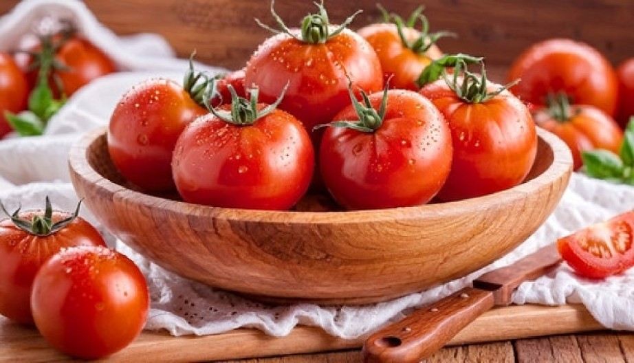 SVI POGREŠNO ČUVAMO PARADAJZ Nikako ga ne stavljajte u frižider, ubacite ovo u kesu i neće se pokvariti!