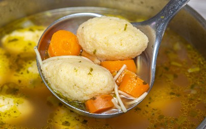 U ISTO VREME MEKANE, A NE RASPADAJU SE Evo kako se pripremaju najbolje knedle za supu, u jednom sastojku je ključ