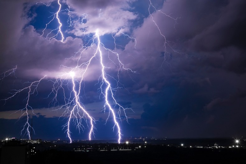 GROM UDARIO U PORODICU NA PLAŽI Ćerka završila u bolnici! Drama na Floridi