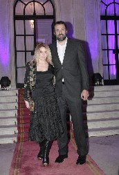 EMOTIVNI TRENUTAK VLADE DIVCA I NJEGOVE ŽENE! Supruga ga ne pušta iz zagrljaja, svi su uočili jedan detalj