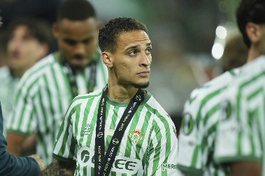 ROMANSA U ANDALUZIJI SE NASTAVLJA? Betis traži rešenje za transfer, igrač pristao na smanjenje plate kako bi se vratio