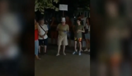 CIRKUS NA BLOKADAMA: DEDA SE POJAVIO SA KANTOM NA GLAVI! (VIDEO)