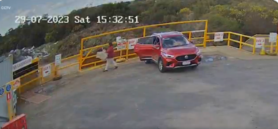 EVO ŠTA JE TROVAČICA PEČURKAMA RADILA POLA SATA NAKON SMRTONOSNOG RUČKA! Snimile je nadzorne kamere (VIDEO)