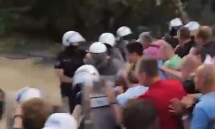 JEDAN POLICAJAC BRUTALNO UDAREN LAKTOM U GLAVU, DRUGI ŠUTIRAN U GLAVU I STOMAK...  Oglasio se sud o jezivom blokaderskom nasilju