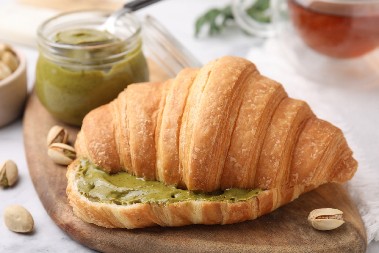 KROASAN SA PISTAĆ KREMOM Vazdušasto pecivo i kremasti fil pomeraju granice dobrog ukusa