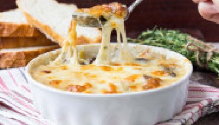 PILETINA SA 4 VRSTE SIRA Meso se lepi za prste, a eksplozija ukusa u svakom zalogaju