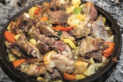 ČAČANSKI LONAC Prepun različitih vrsta mesa, ručak kome neće odoleti ni najveći gurmani