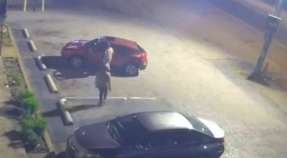 PLJAČKA NA PARKINGU Naoružani muškarac presreo ženu i ukrao joj automobil, kamere sve snimile! (FOTO)