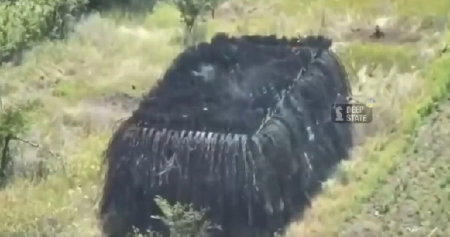 UKRAJINSKI DRONOVI SRAVNILI SA ZEMLJOM PUTINOV CARSKI TENK Neviđeni napad sa 60 letelica (VIDEO)