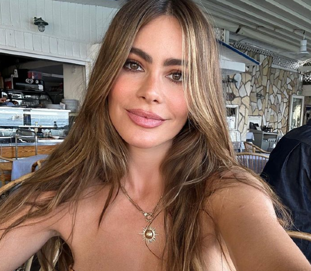 OVAKO IZGLEDA MLAĐA SESTRA SOFIJE VERGARE  Sandra je poznata u šoubiznisu, a vi procenite da li po lepoti može da parira glumici