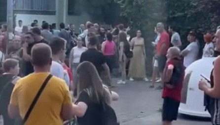 BLOKADERI TERORISTI NAPALI KUĆU U KOJOJ ŽIVI MILOŠ VUČEVIĆ SA PORODICOM (VIDEO)