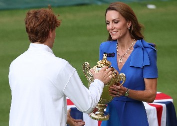 OBRUKAO SE PRED PRINCEZOM, SADA SE PRAVDA Siner šokirao sve posle finala Vimbldona (VIDEO)