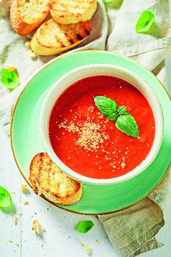 SUPA OD PARADAJZA KREPI ORGANIZAM U TRENU Recept kafanskog kuvara sa kojim nema greške