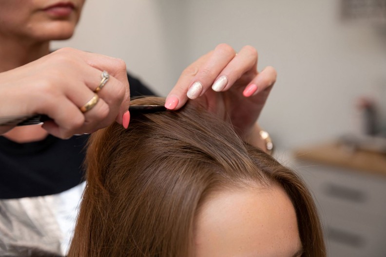 HIT FRIZURA ZA ONE KOJI NE ŽELE DA SKRAĆUJU KOSU  Osvežite je, a bez žrtvovanja dužine!