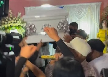 NEZAPAMĆENI SKANDAL NA SAHRANI Udovica tverkuje pored kovčega pokojnog muža, a ono što se desilo posle ostavlja bez reči! (VIDEO)