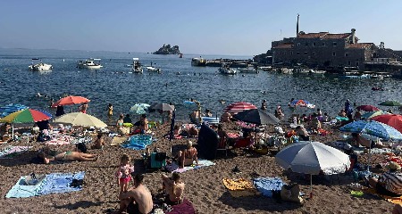 KRKLJANAC NA OVAJ PLAŽI U CRNOJ GORI, MIRJANA IZ ČAČKA PROGOVORILA O CENAMA "Znate koliko plaćam dve ležaljke i suncobran?!" (FOTO)