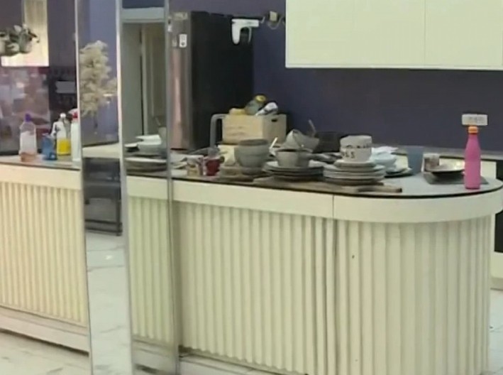 PLJAVŠTINA NA SVE STRANE, SUDOPERA PREPUNA NEOPRANIH SUDOVA! Evo kako izgleda Bela kuća nakon 10 meseci rijalitija (FOTO)