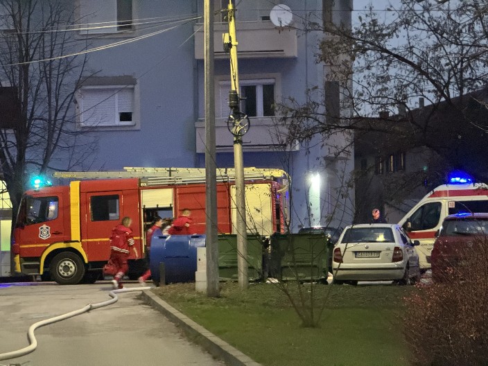 GORI ZGRADA U NOVOM SADU! Vatrogasci se bore s vatrenom stihijom