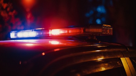 POGINUO MUŠKARAC (79) KOD KIKINDE Sleteo s puta, udario u znakove i završio na krovu