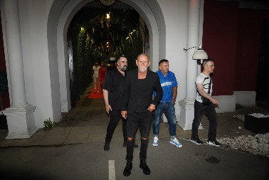 LEPI MIĆA NAKON RIJALITIJA UHVAĆEN SA CIMERKOM Javnost šokirana, unuka može da mu bude!