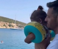 JEZIV SNIMAK IZAZVAO GNEV JAVNOSTI Otac bacio devojčicu u more kao krpu, ljudi u šoku - "Ovo nije roditeljstvo, ovo je zločin!" (VIDEO)