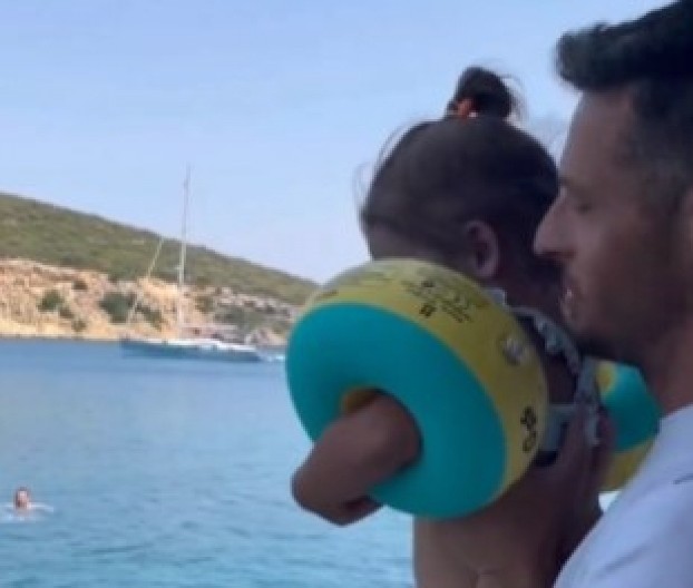 JEZIV SNIMAK IZAZVAO GNEV JAVNOSTI Otac bacio devojčicu u more kao krpu, ljudi u šoku - "Ovo nije roditeljstvo, ovo je zločin!" (VIDEO)