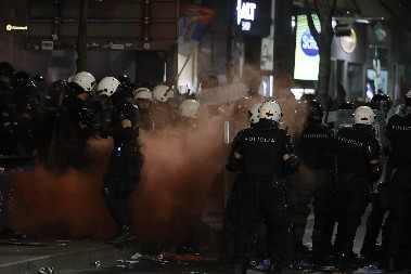 JEZIV NAPAD NA POLICIJU U BEOGRADU! PRVO TOPOVSKI UDAR I KAMENJE, A ONDA JE KRENULO ŠUTIRANJE... VJT podiglo optužnicu protiv blokadera!