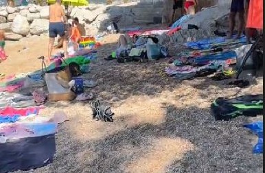 LJUBAVNICI UHVAĆENI NA DELU I TO NA PLAŽI "Smeškaju se sve vreme i hop"