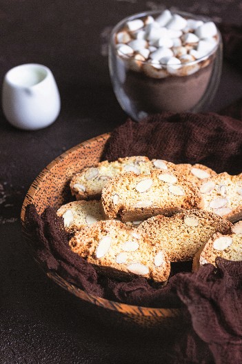 ITALIJANSKI KANTUČINI Hrskavi keksići se tope u ustima, a savršeno idu uz kafu ili čaj