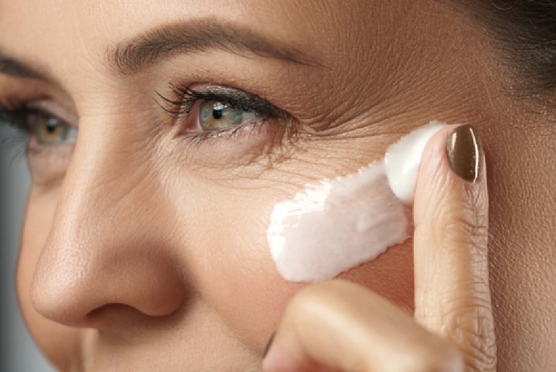 NAMAŽITE JE 2 SATA PRE ODLASKA U KREVET  Prirodna domaća krema zateže bore oko očiju