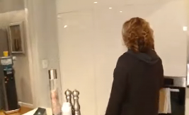 NAJVEĆI BLAM NA TELEVIZIJI IKADA! Pevačica zanemela kada je ovo ugledala pred kamerama! (VIDEO)