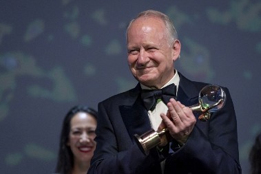 SLAVNI GLUMAC DOBITNIK "POČASNOG SRCA" SARAJEVO FILM FESTIVALA Nagrađen je za izuzetan doprinos filmu