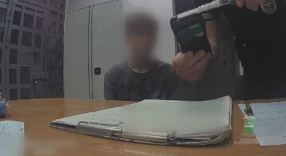 DEČAK (11) PIJAN VOZIO OČEV AUTOMOBIL Policija zaustavila vozilo i imala šta da vidi