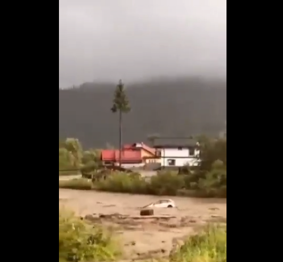 KUĆE SRAVNJENE SA ZEMLJOM, AUTOMOBILE NOSI VODA, IMA MRTVIH Razorne poplave pogodile Rumuniju (VIDEO)