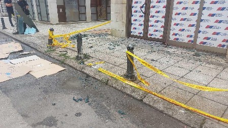 BLOKADERI SU MOGLI DA UBIJU MAJKU DETETA OD TRI GODINE! ŽENA JE DOŽIVELA ŠOK Gađali su je behaton pločom od 25 cm! Ovo izgleda jezivo (FOTO)